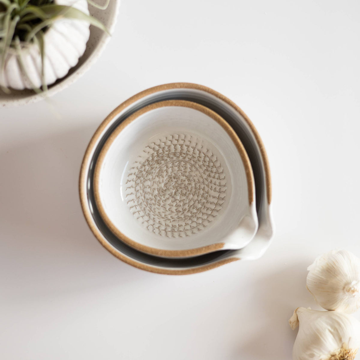 Râpe à ail en céramique et bol éplucheur d’herbes | Fait main: Blanc moucheté / Grand