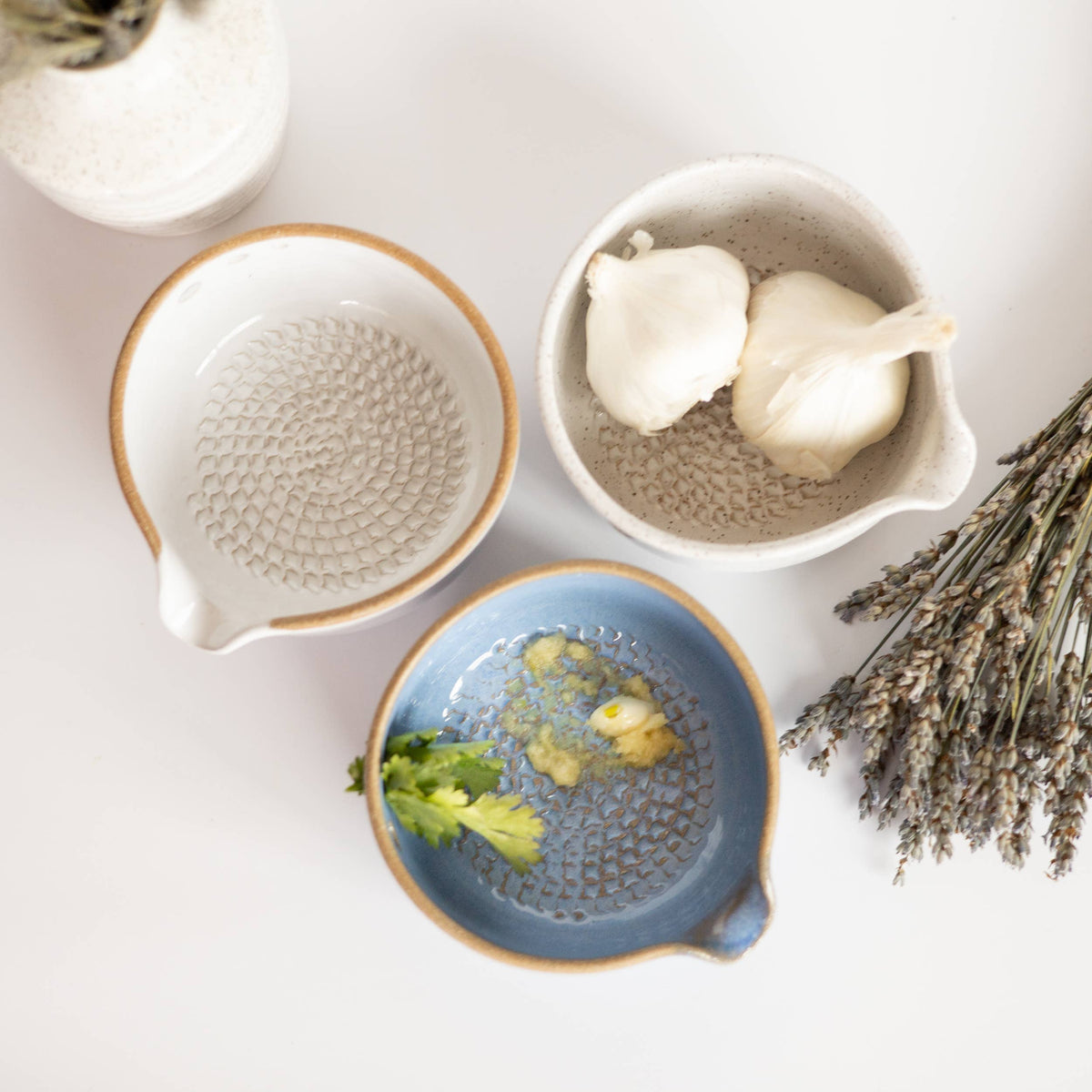 Râpe à ail en céramique et bol éplucheur d’herbes | Fait main: Bleu Français / Petit
