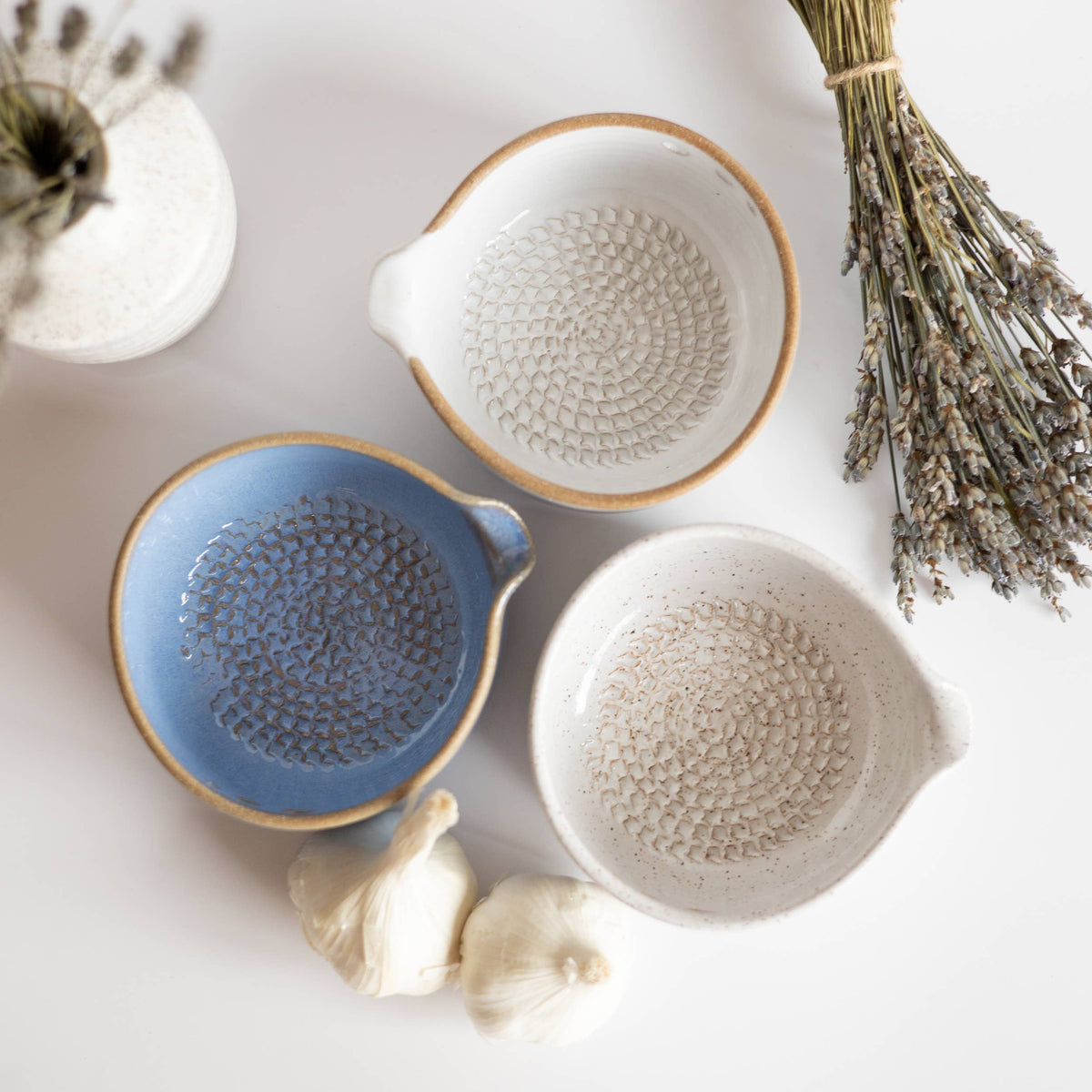 Râpe à ail en céramique et bol éplucheur d’herbes | Fait main: Bleu Français / Petit