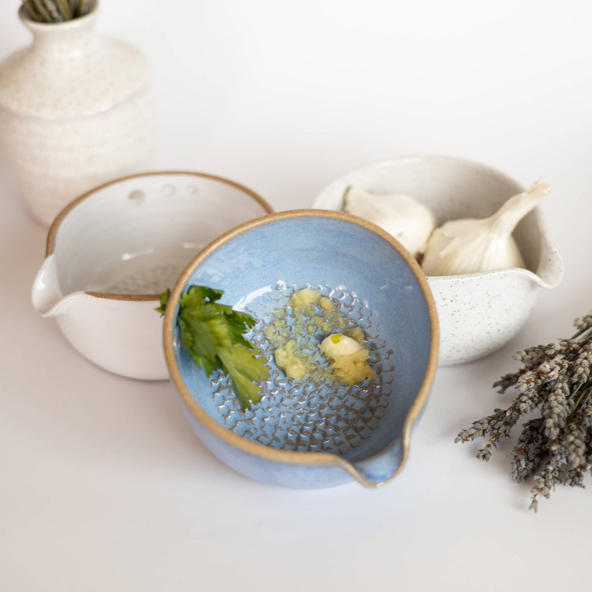Râpe à ail en céramique et bol éplucheur d’herbes | Fait main: Bleu Français / Petit