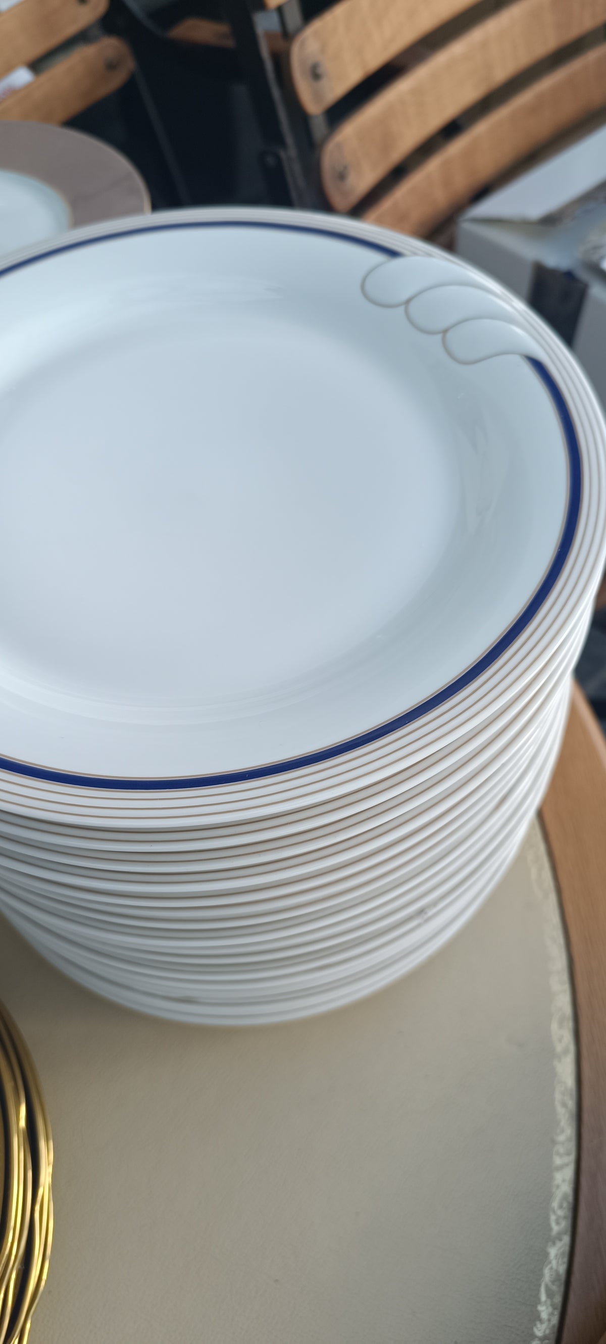 Lot 18 Assiettes Plates Filet Or et Bleu de Four, Lafarge