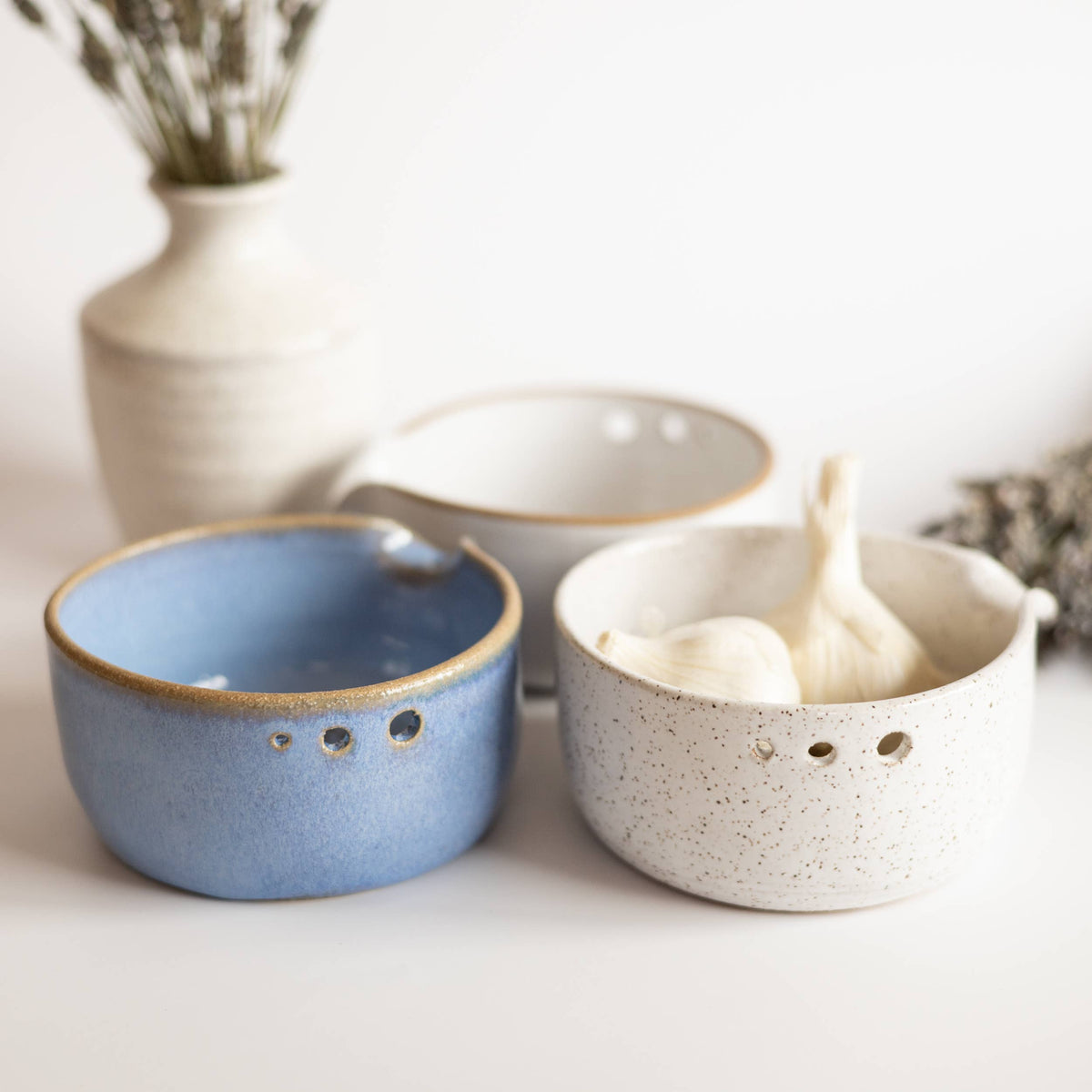 Râpe à ail en céramique et bol éplucheur d’herbes | Fait main: Blanc moucheté / Grand