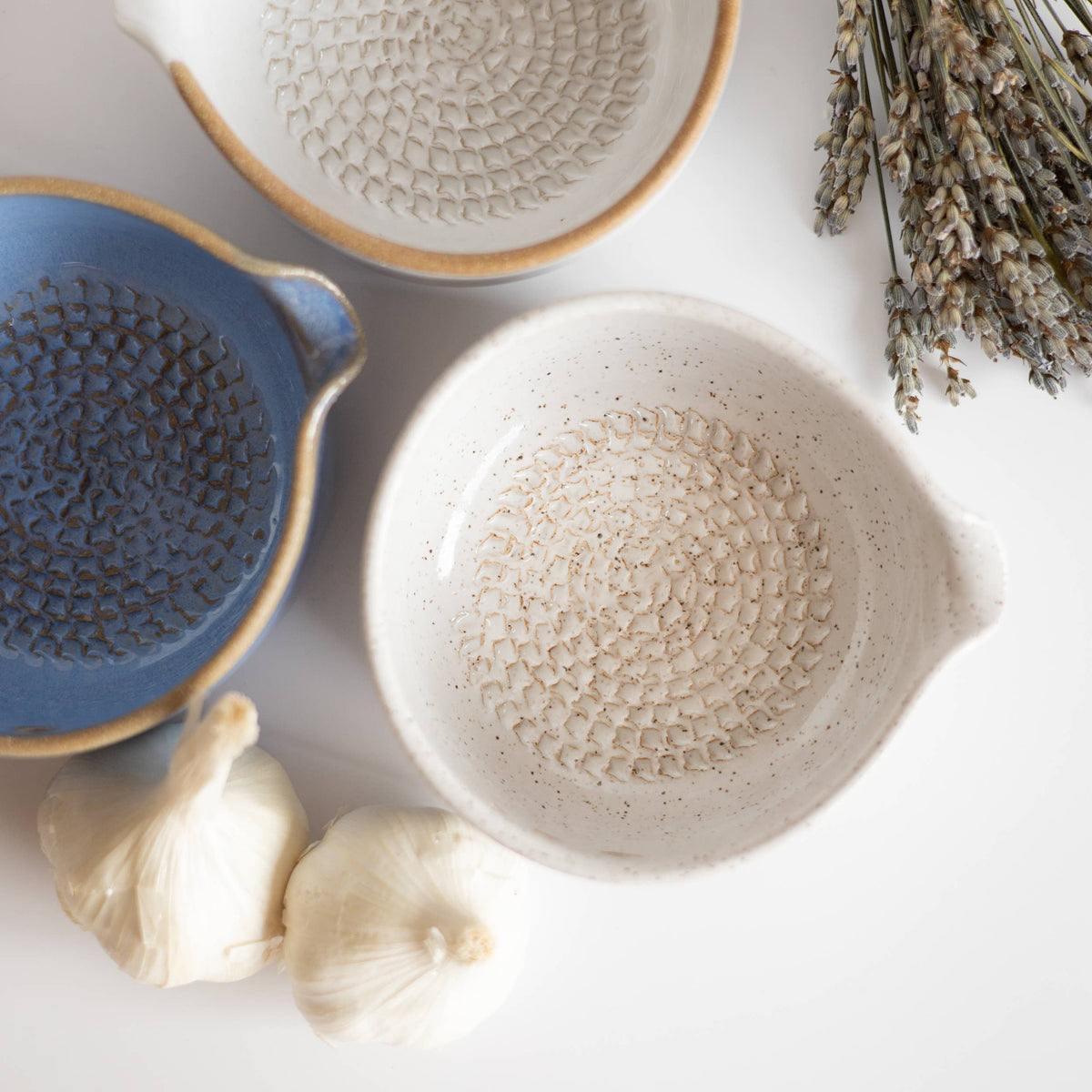 Râpe à ail en céramique et bol éplucheur d’herbes | Fait main: Blanc Classique / Petit